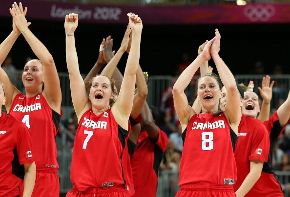 Các nữ cầu thủ bóng rổ Canada ăn mừng chiến thắng...